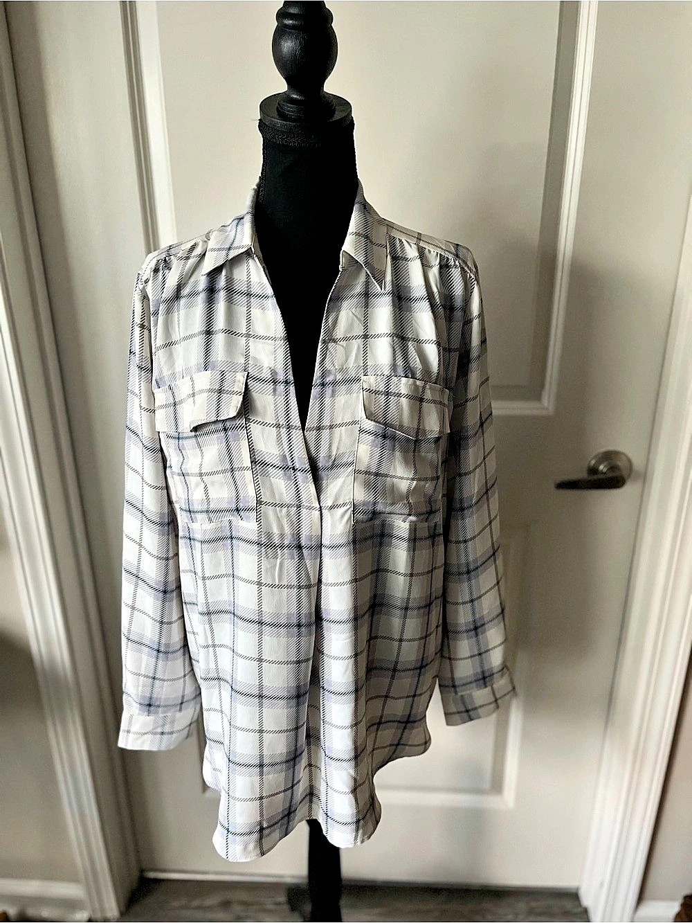 Ann Taylor Plaid Button Down Shirt in White & Green Large Like New